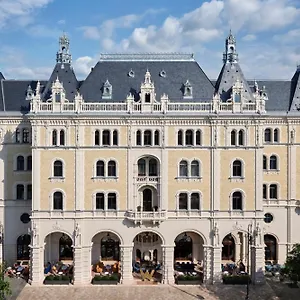 W ***** Budapest